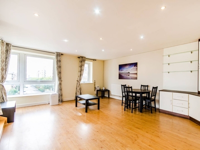 Flat in Wingfield Court, Canary Wharf, E14