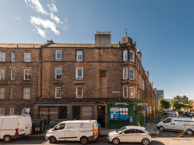 Flat to rent in Albion Road, Leith, Edinburgh EH7