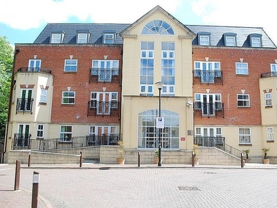 Flat to rent in Elmers Court, Post Office Lane, Beaconsfield, Buckinghamshire HP9