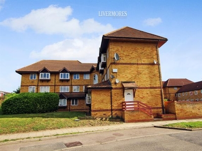 Flat to rent in Frobisher Road, Erith, Kent DA8
