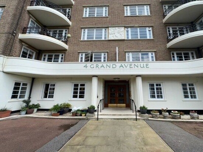 Flat to rent in Grand Avenue, Hove BN3