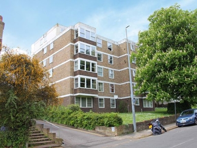 Flat to rent in Highcroft Villas, Brighton BN1
