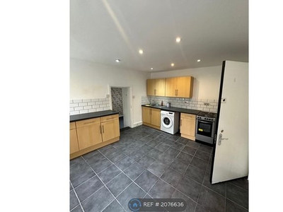 Flat to rent in Jubilee Pub, Sunbury-On-Thames TW16