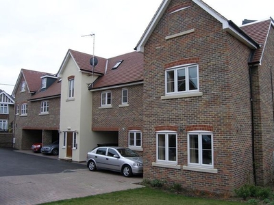 Flat to rent in King George Avenue, Petersfield GU32