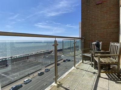 Flat to rent in Kingsway, Hove BN3