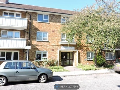 Flat to rent in South Street, Southsea PO5