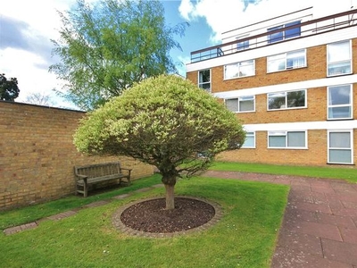 Flat to rent in Thames Side, Staines-Upon-Thames, Spelthorne TW18