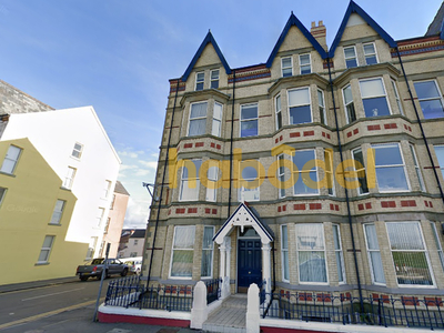 Flat to rent in West Parade, Rhyl LL18