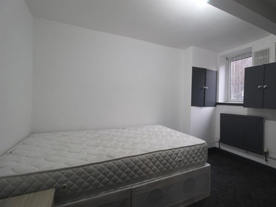 Room to rent in Beechwood View, Burley, Leeds LS4