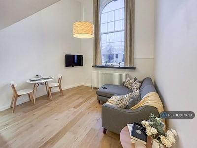 Studio flat for rent in Mcdonald Road, Edinburgh, EH7