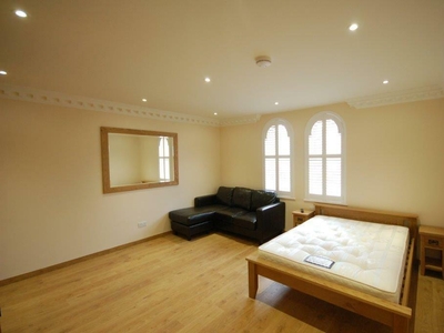 Studio flat for rent in Russell Street, Reading, RG1