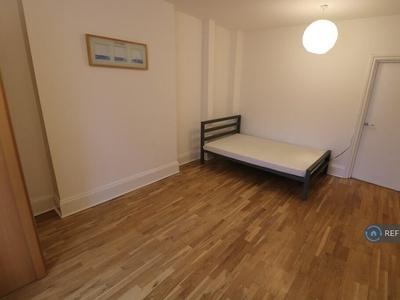 Studio flat for rent in Waldram Crescent, London, SE23