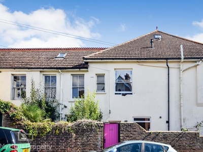 Terraced house to rent in West Drive, Brighton BN2