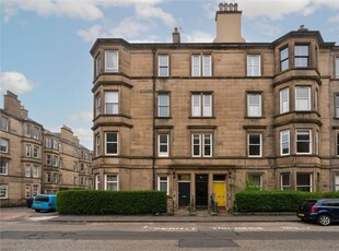 2 bed top floor flat for sale in Polwarth