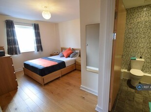 2 bedroom flat for rent in Dumballs Road, Cardiff, CF10
