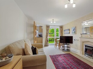 2 Bedroom Retirement Apartment – Purpose Built For Sale in Edenbridge, Kent