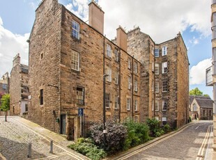 3 bedroom flat for rent in Cumberland Street North West Lane, New Town, Edinburgh, EH3