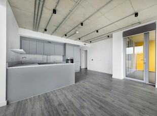 3 bedroom flat for rent in Felixstowe Road, London, SE2