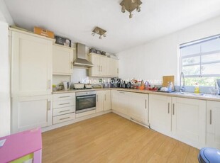 3 bedroom flat for rent in Park Road Bromley BR1