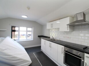 3 bedroom flat for rent in Planet Street, Adamsdown, Cardiff, CF24