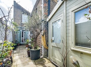 3 bedroom property for sale in Simms Road, London, SE1