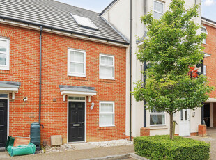 3 bedroom terraced house for rent in Erickson Gardens, Bromley, BR2