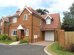 4 bedroom detached house for rent in Harmont Gate, Emmer Green, Reading, Berkshire, RG4