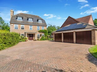 5 bedroom detached house for sale in Woodlands Close, Oadby, Leicester, LE2