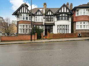 5 Bedroom Semi-detached House For Rent In London