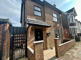 Detached house to rent in Granville Road, Luton LU1