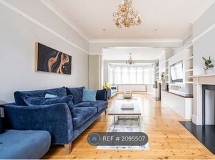 Detached house to rent in Hillcourt Avenue, London N12