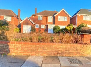 Detached house to rent in Old Bedford Road, Luton LU2