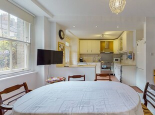 Flat in Clarence Gate Gardens, Baker Street, NW1