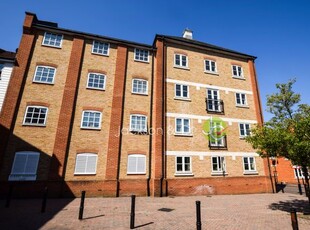 Flat to rent in Albany Gardens, Colchester CO2