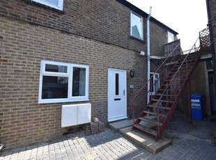 Flat to rent in Belmore Road, Eastbourne BN22