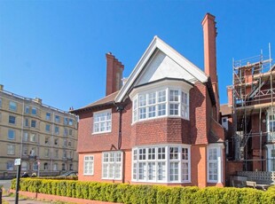 Flat to rent in Grand Avenue, Hove BN3