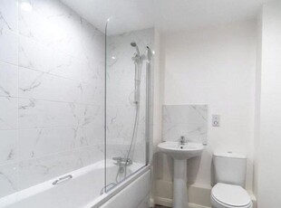 Flat to rent in High Road, Ilford IG1