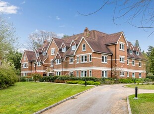 Flat to rent in Lakewood, Portsmouth Road, Esher, Surrey KT10