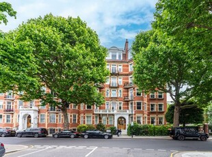 Flat to rent in Marloes Road, Kensington, London W8