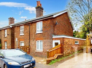 Flat to rent in St. Johns Road, Crawley RH11