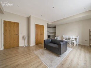 Flat to rent in Western Road, Brighton, East Sussex BN1