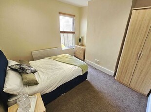 Room to rent in Room 4 St Helens Road, Westcliff-On-Sea SS0