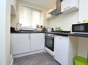 Studio flat for rent in Woodville Rd, Cathays, Cardiff, CF24