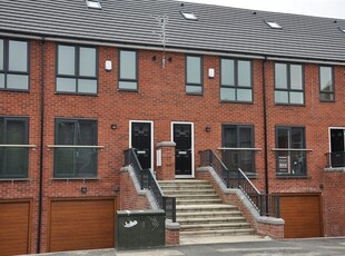 Town house to rent in Lower Broughton Road, Salford, Manchester M7