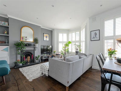 Bathurst Gardens, London, NW10 3 bedroom flat/apartment in London