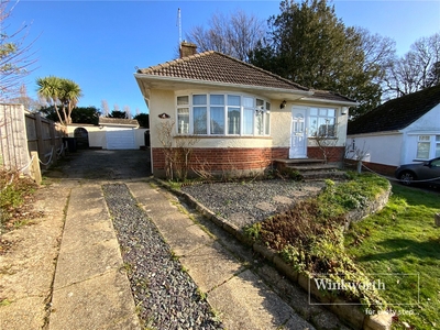 Dunedin Grove, Friars Cliff, Christchurch, BH23 3 bedroom bungalow in Friars Cliff