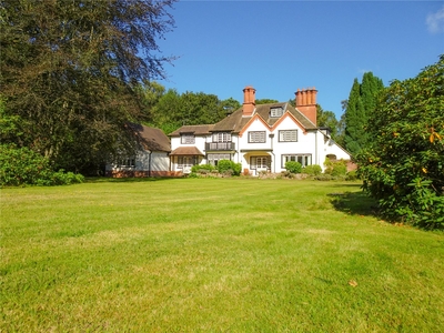 Fleet Hill, Finchampstead, Wokingham, Berkshire, RG40 6 bedroom house in Finchampstead