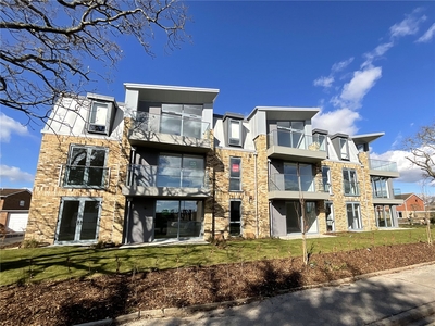 Waterford Road, Highcliffe, Christchurch, BH23 2 bedroom flat/apartment in Highcliffe
