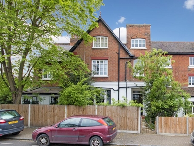 St James' Drive, London, SW17 3 bedroom flat/apartment in London