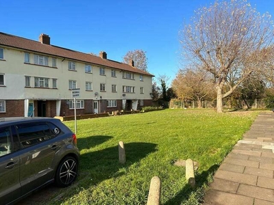 3 Bedroom Flat For Sale In West Drayton, .